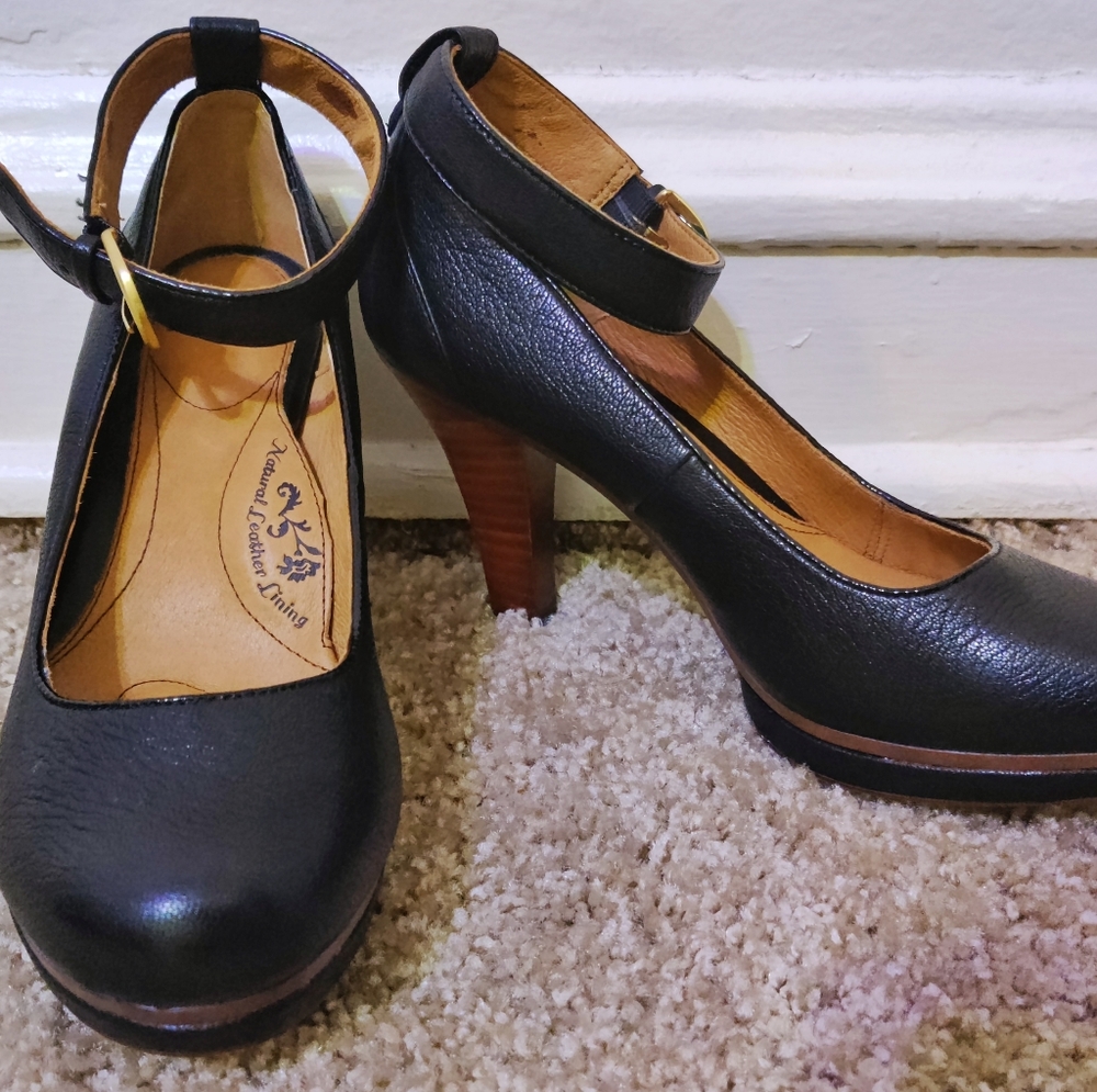 NWOT Sofft Black Patent Leather Heels with Gold Buckle Ankle Strap Size 8